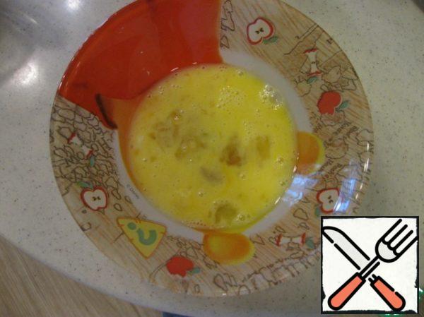 Eggs lightly beat with a fork, add the red pepper, salt or perhaps any other spices of your choice.