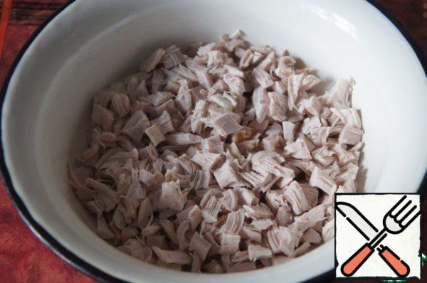 Meat cut into small cubes. The recipe provides boiled chicken, but I did and smoked, too tasty, but it will not be so easy.