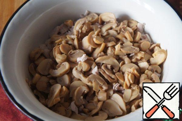 With mushrooms drain the liquid, and the mushrooms lightly squeeze. Add to the meat.