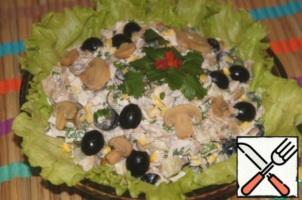 Salt and pepper the salad mixture, season with mayonnaise (the minimum amount possible), put on a flat dish covered with green lettuce.