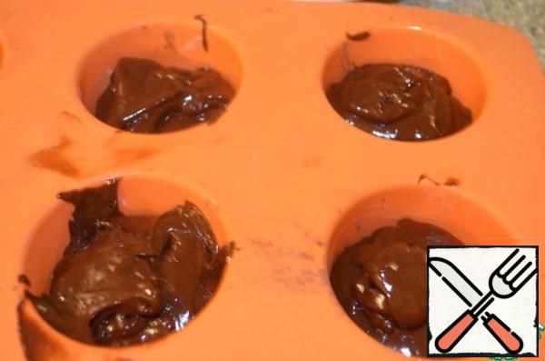 Fill the forms on 2/3 of the chocolate mass and put in a preheated 200C oven for 7 minutes. 