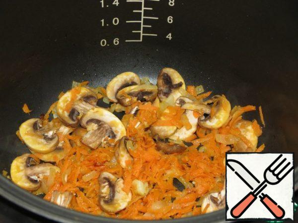 Heat a frying pan, pour oil, add onions, carrots, fry lightly, add mushrooms and fry all together for 5 minutes.