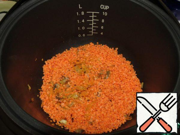 Add lentils, fill with water and cook over low heat with lid closed for 15 minutes.