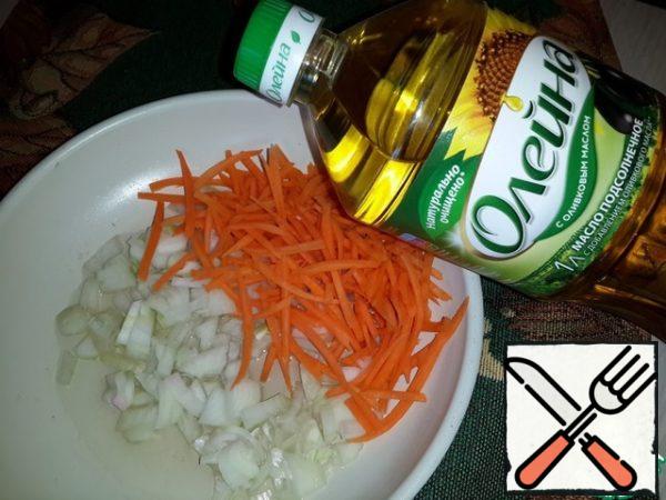 First, pour the oil into the pan and fry the onions and carrots. Cool. 