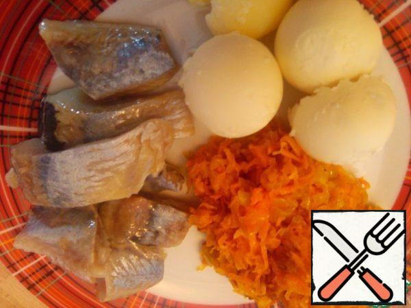 Egg yolks, fried onions and carrots and herring put in a blender and make paste.