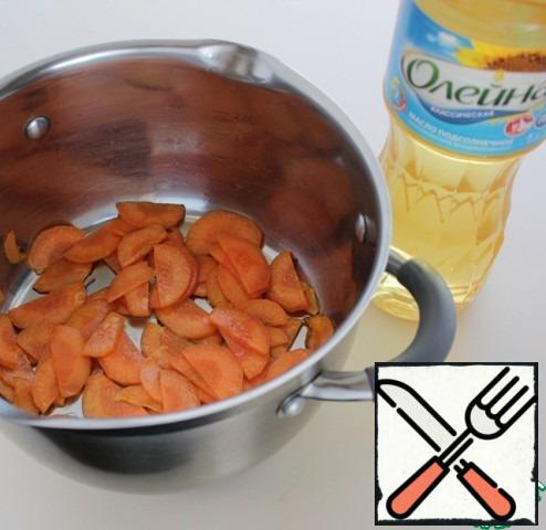In a pan pour sunflower oil and to stew carrots to softness.