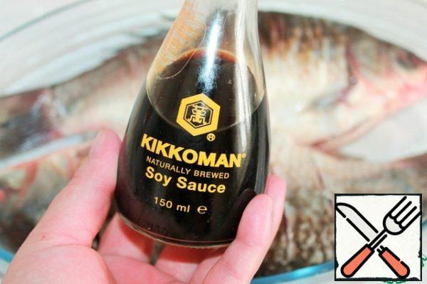Then pour soy sauce, Kikkoman 2 tablespoons for every carp.