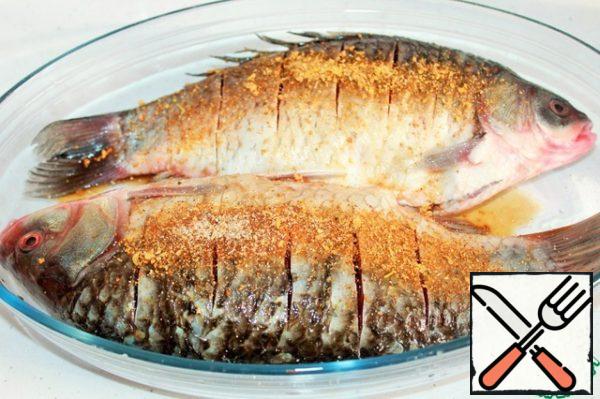 Sprinkle with spices. If necessary, add salt. Carefully rub the carp, turn over several times and leave for 30-60 minutes.