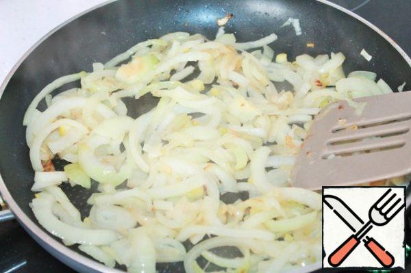 Cut the onion into half rings and fry in vegetable oil.
