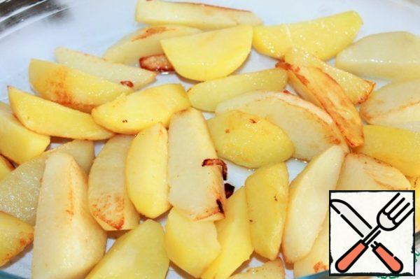 Next, I used to garnish the potatoes, so the potatoes were peeled and cut lengthwise into pieces and fried until half cooked. Put in a heat-resistant form.