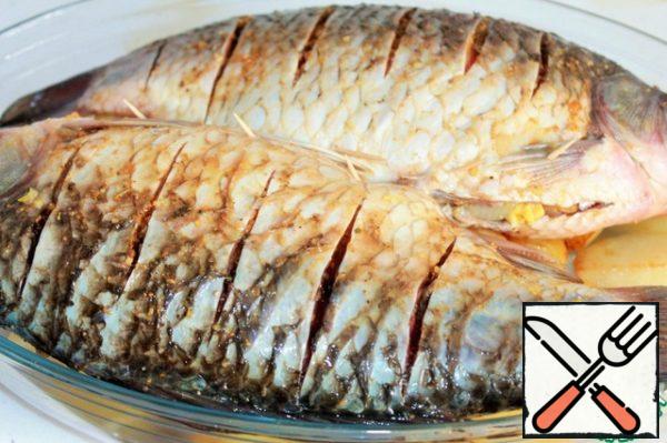Spread on top of the carp. Send in preheated to 190 gr. oven for 30-40 minutes. If the skin starts to crack carp, swell or dry with a silicone brush lubricate carp with vegetable oil.