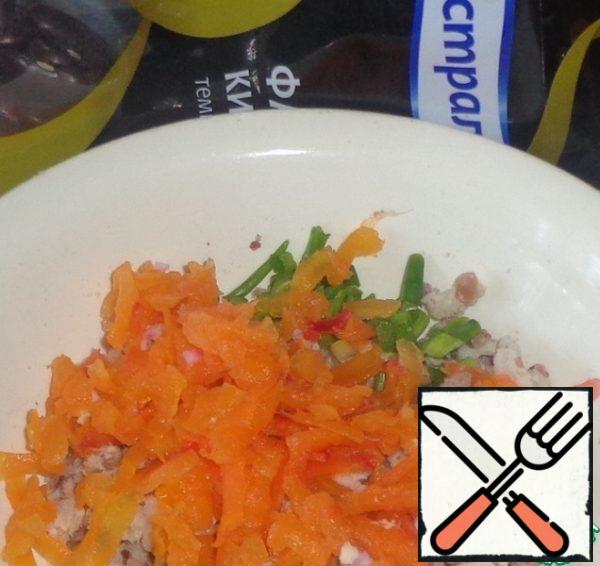 Boiled carrot peel and grate on a coarse grater. Add to the total mass grated carrots and finely chopped green onions. Stir. Salt and pepper to taste. Add crushed garlic and a little sour cream. Stir the mass. Filling is ready.