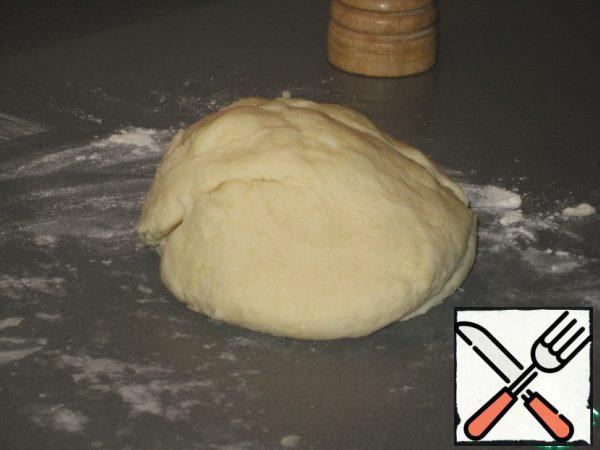 Whether you like it or not (blender), but the dough still loves hands. Therefore, bring it with your hands to "condition" on a floured surface.

