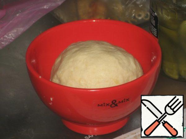 Roll the dough into a ball and put it in the refrigerator for half an hour.
