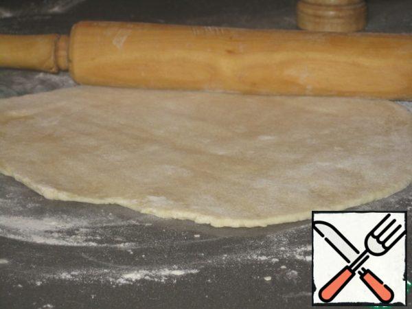 Remove the dough from the refrigerator. For convenience, I divide it into two equal parts and roll each separately.
