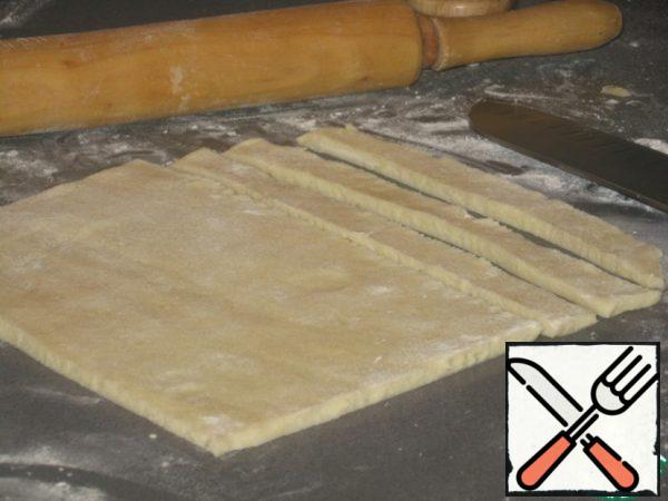 Cut the dough into strips 2 cm wide. Sprinkle them with cumin or salt. I prefer salt.