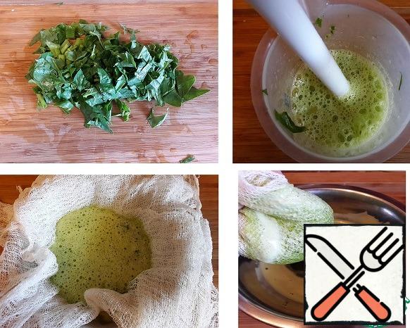 Finely chop the spinach, puree them in a blender and squeeze the juice out of it through cheesecloth folded in four.