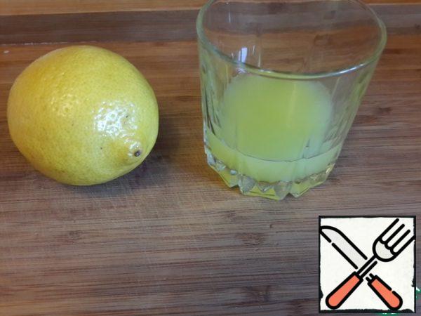 Squeeze the juice out of the lemon.