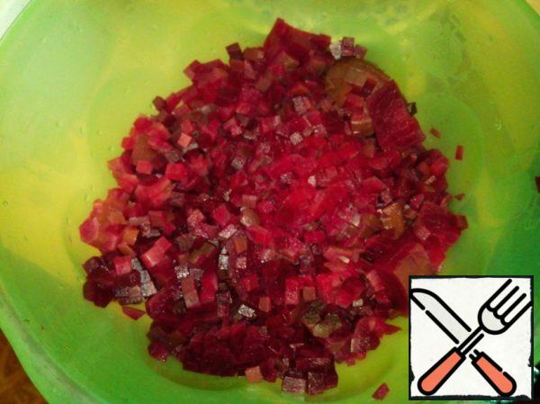 Slicing should occupy 3/4 of the area of the baking sheet.
Take a frying pan of the same volume and cut the beetroot into cubes.
