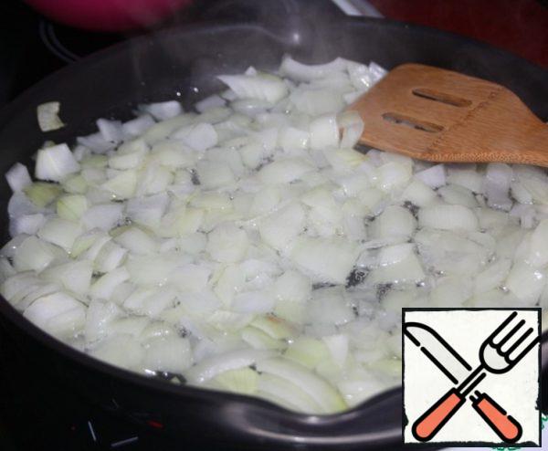 Meanwhile, coarsely chop the onion and fry it in the remaining oil until half cooked.
