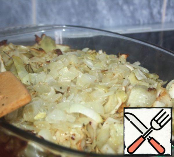 After the time has elapsed, remove the cabbage from the oven, add the onion, mix well and return to the oven for another 10 minutes.
