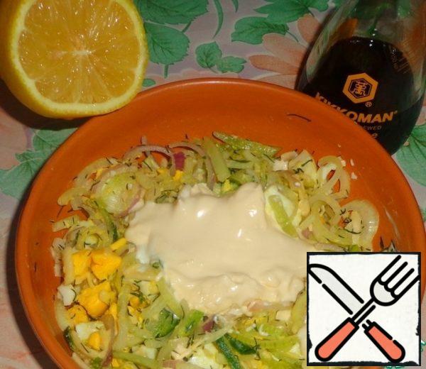 Mix sour cream with lemon juice and soy sauce, add to Italian tastes black pepper. Season the salad and mix well.
The salad is ready to eat.