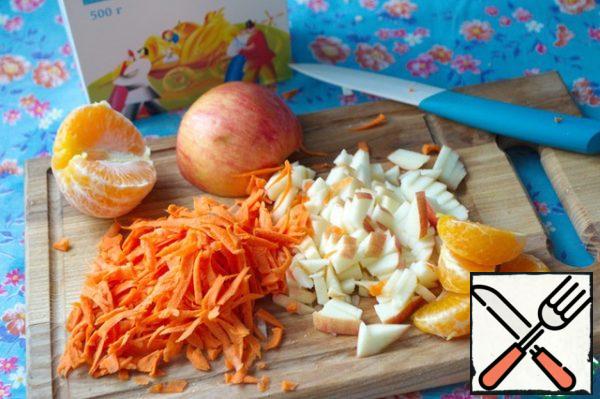 At this time, cut into small pieces half an Apple, the second half I leave for decoration (Apple I do not clean, so useful). Tangerine clean into slices, you can cut the slices in half. Carrots are rubbed on a large grater.