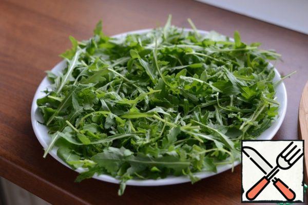 Wash and dry arugula with a paper towel.
Put on a large, beautiful plate, even layer.