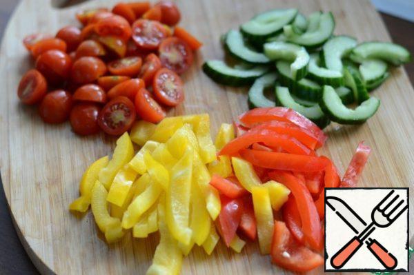 Vegetables slice the tomatoes in half, peppers into wedges. Cut the cucumber in half, choose the middle with a teaspoon and
cut into half rings.