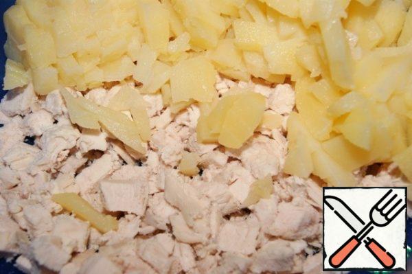 Boil the chicken breast, fill it with 3.5 liters of water.
Strain and cool the broth.
Boil potatoes, eggs and beets, cool and peel.
Cut the chicken and potatoes into small pieces.