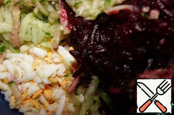 Grate beetroot, fresh cucumber and eggs on a coarse grater.
