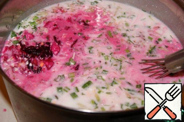 To the yogurt-broth mixture gradually add the chopped ingredients, stirring constantly.
Add lemon juice (optional), if the soup is thick, then add cold boiled water.
If necessary, add salt and pepper.
Put in the refrigerator for a couple of hours and let the beetroot well cool and infuse.