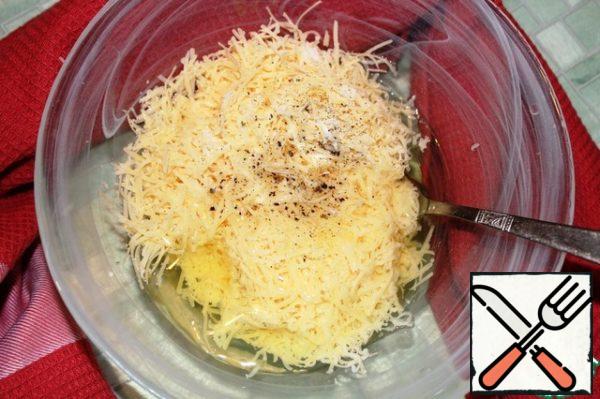In a bowl, combine the cheese and egg whites, add a pinch of salt (with salt carefully, enough salt in the cheese), stir.