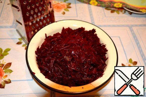 Boil the beets in the skin, then peel and grate.