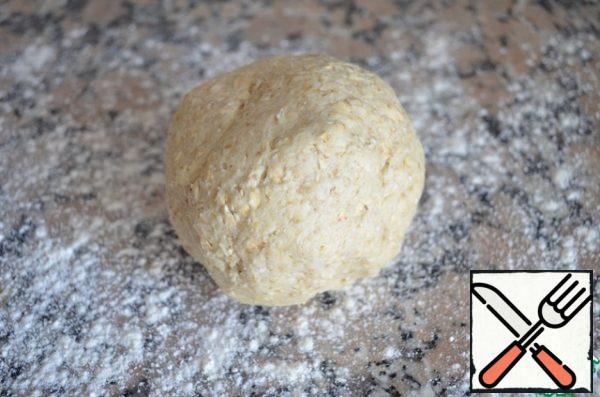 In a large bowl, combine oatmeal, sifted flour, salt, paprika and freshly ground black pepper. For those who like spicy, you can add not sweet, but spicy paprika. Add butter, cut into cubes. Pour the milk and knead the dough. Grate the cheese on a fine grater, add it to the dough and mix.
