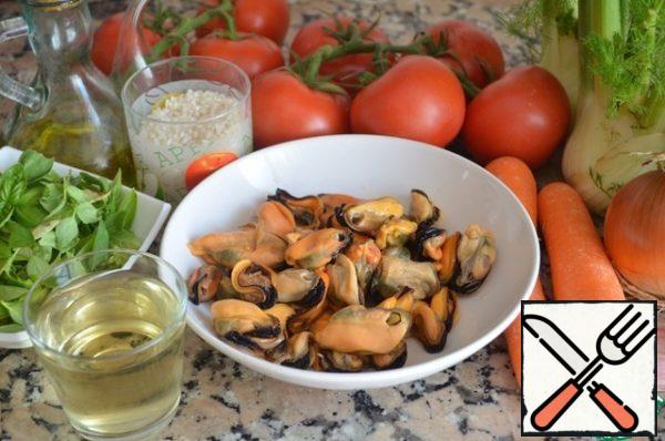 Clean fresh mussels - remove the "beard" and scrape off the surface of the shells. Put the fresh mussels in a saucepan, cover and cook over medium heat, shaking the pan periodically until the mussels open. It is not necessary to add water: mussels in seawater, they will bloom, and it will be stewed. Strain this water and leave it for the soup. If the mussels are frozen, defrost them in the refrigerator in a colander installed in a bowl. Leave the water that remains in the bowl for the soup.
