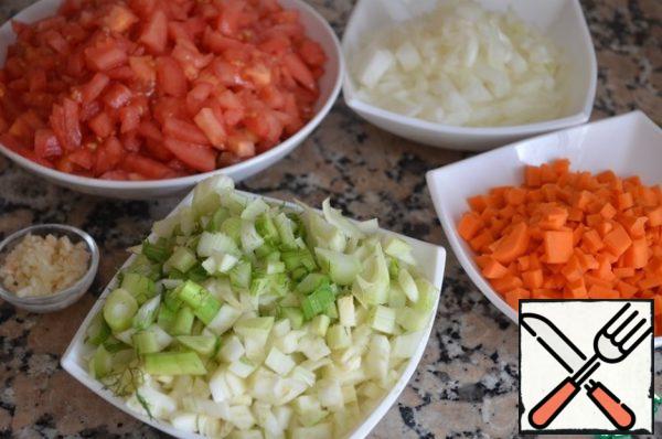 Cut the fennel, onion, garlic and carrot into small cubes.
