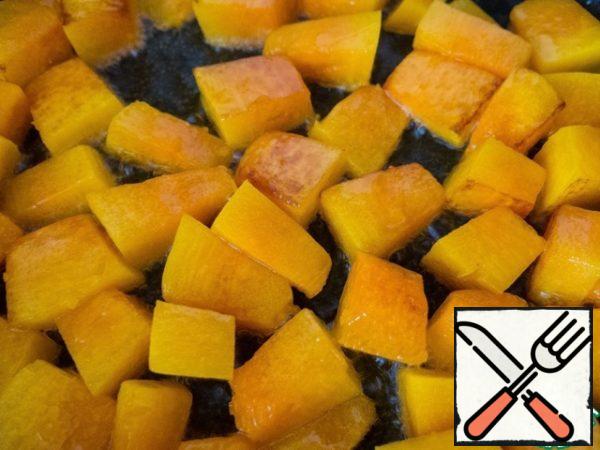 In a frying pan, heat a little vegetable oil and over high heat fry the "bars" of pumpkin until Golden brown.