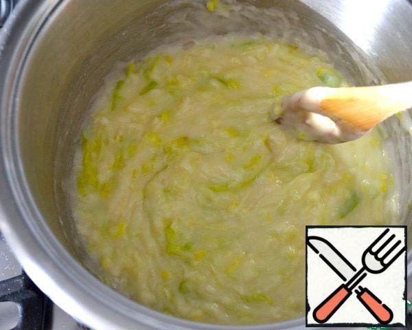 Cook, stirring, over low heat for about 3 minutes. Thus is obtained option a mixture ru (roux), which is used in as a thickener in many soups and sauces.