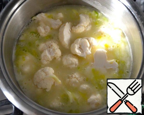 Pour carefully, in three steps, the pot of Roux to hot broth and vigorously stirring, to fully dissolve the mixture in broth. Bring to a boil and add cauliflower. Cover and simmer for 30 minutes over low heat.