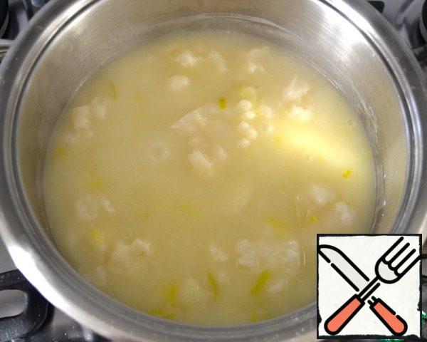 When the cabbage becomes very soft, grind everything with an immersion blender (or in the bowl of a stationary mixer) until a completely homogeneous consistency is obtained.
Add salt to taste.
