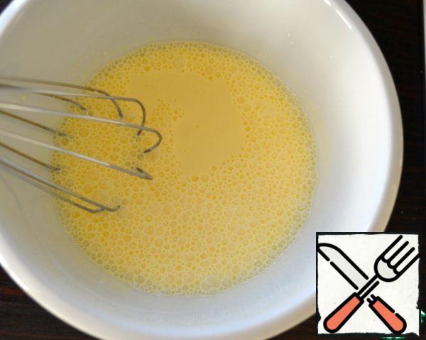 In a separate container, mix the cream and egg yolks, beat them a little whisk until smooth and enter into the soup, continuing to whisk it with the same whisk.