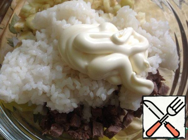 Rinse the rice under cold water, drain the excess liquid and add the rice to the salad. Season with sour cream, mayonnaise or yogurt. The salad mix.