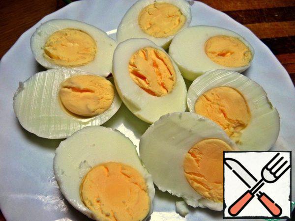 Put the eggs to boil, cook for at least 10 minutes, we need strong yolks.