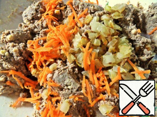 Pour the fried onions and a little grated raw carrots for color.