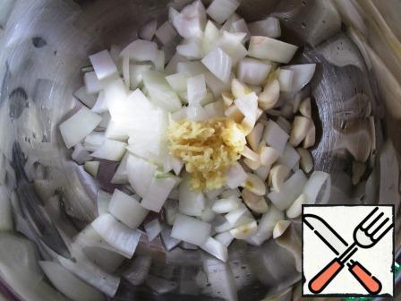 Pour vegetable oil into the pan, add onion and garlic, fry for 5 minutes.
Add ginger and fry for another 2 minutes.