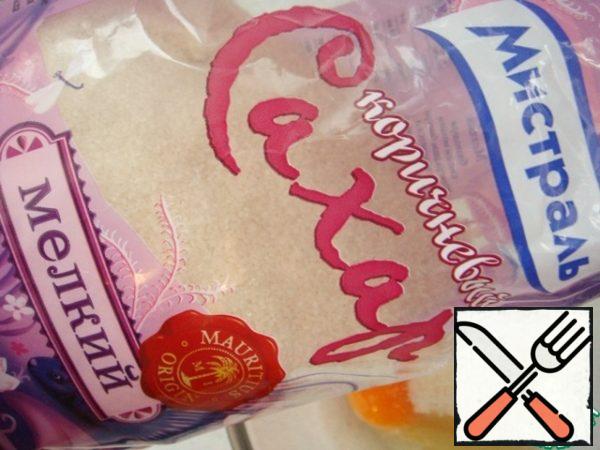 Beat the egg with sugar for two minutes.
