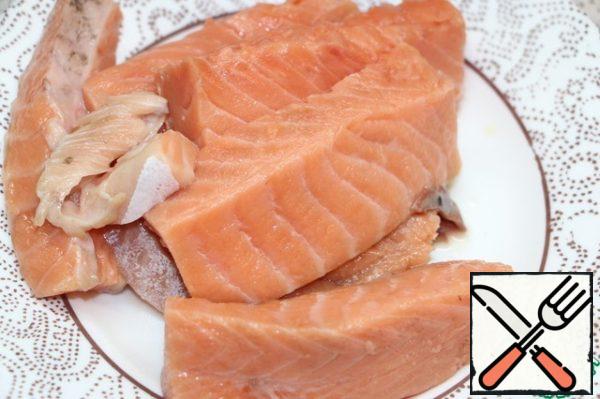 Trout cut into pieces. In principle, there is no difference, pink salmon or trout, sockeye salmon or coho, the main color is different, and that we need.