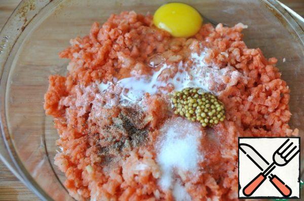 Twist the fish, onion and garlic in a meat grinder, add cream, egg, salt, pepper and mustard with grains. All is well mixt carefully.  