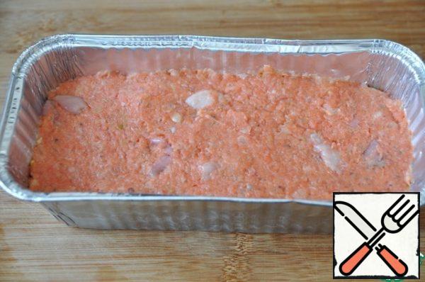 Take a convenient baking dish. I like disposable aluminum foil molds. Brush the mold with oil. Put the minced meat in the mold.
